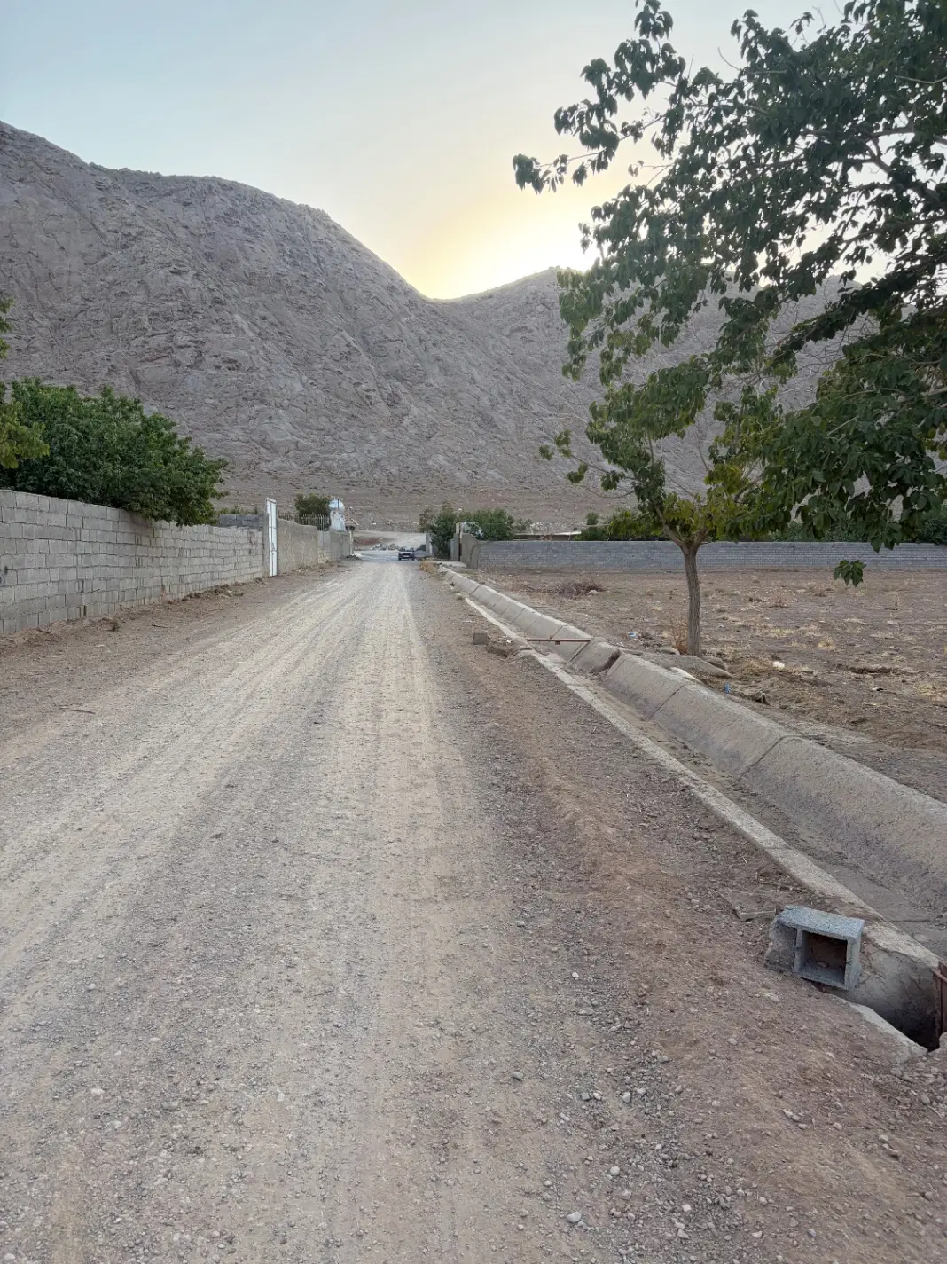 زمین چهاردیواری رارا نرسیده به پیربکران