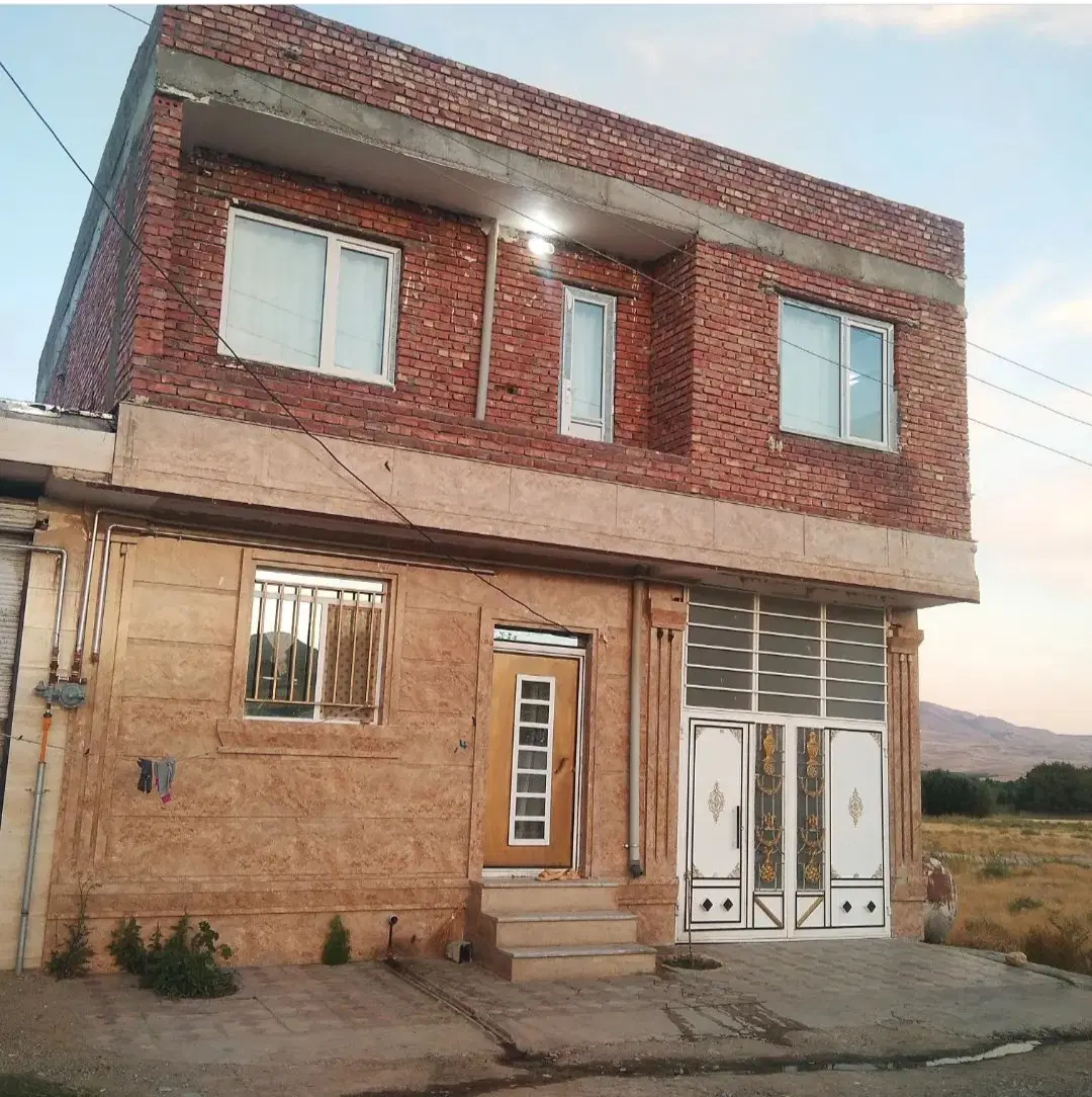 ساختمان دو طبقه ورودی جدا