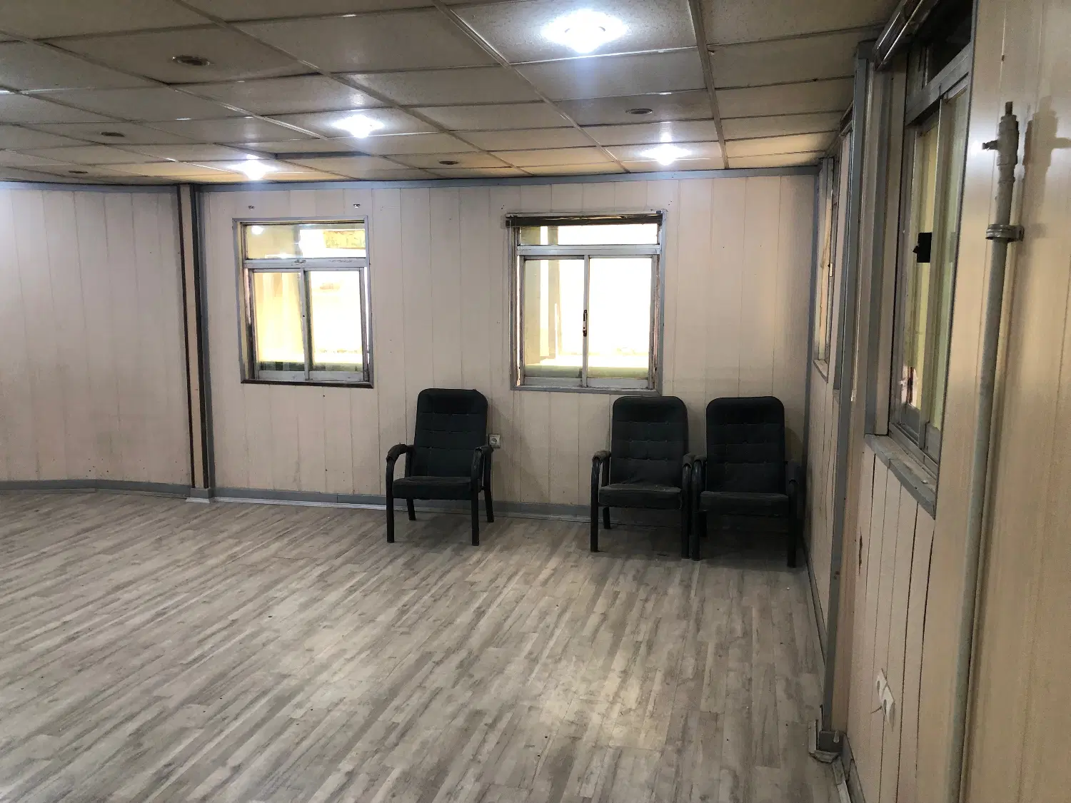 رهن و اجاره دفاتر ۶۵ متری در نبش چهارراه گلوبندک