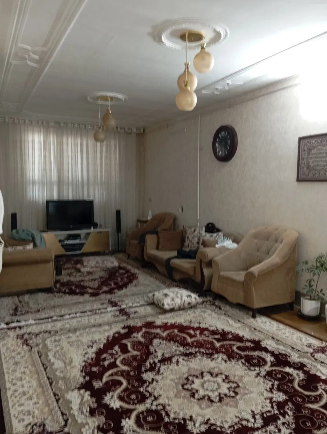 منزل مسکونی بر رو خیابون اصلی،با بهترین موقعیت