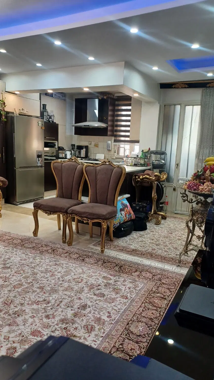 ۶۵ متر فول امکانات جنب مترو بریانک