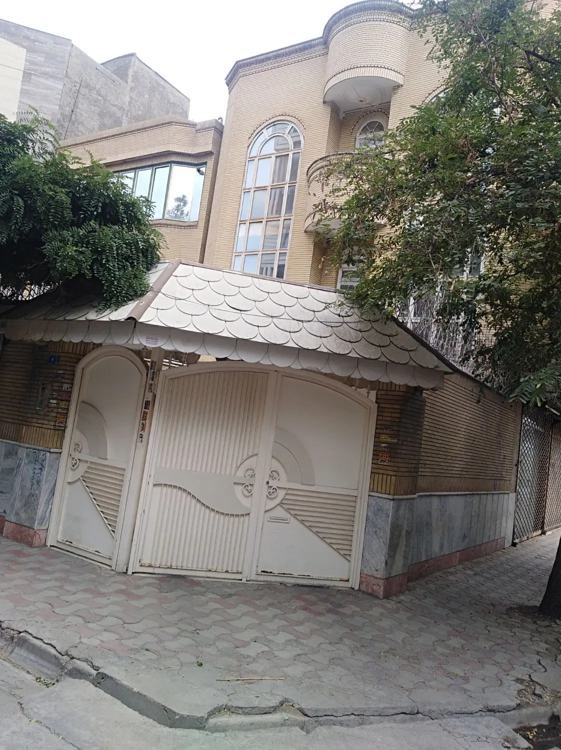 اجاره مسکونی آپارتمان ۱۲۰ متری سر دونبش پشت ب خیام