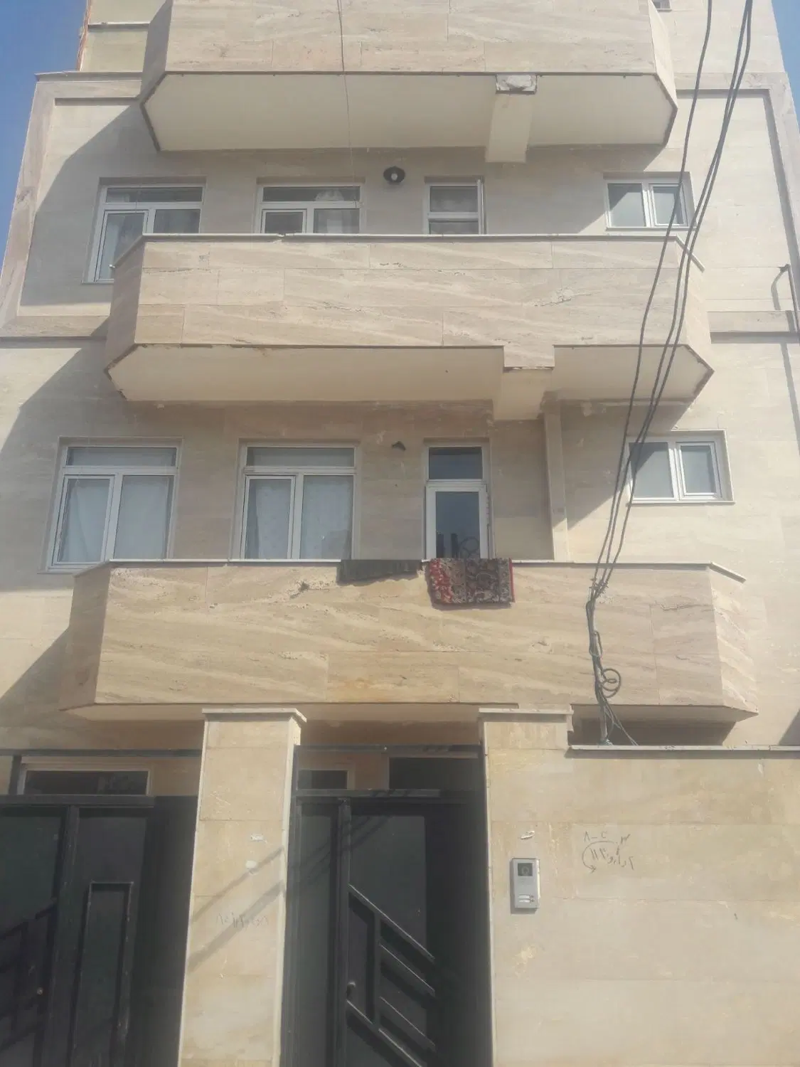 ساختمان ۳ طبقه شام اسبی