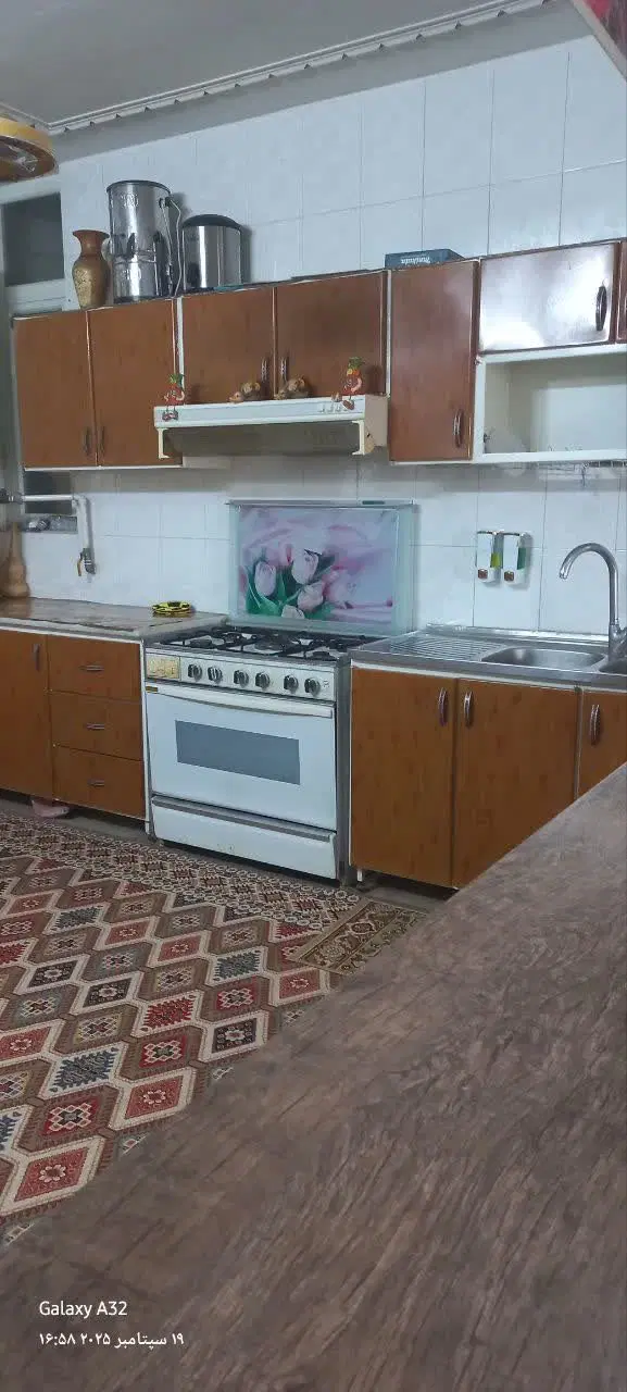 سالن و آشپزخانه و یک اتاق