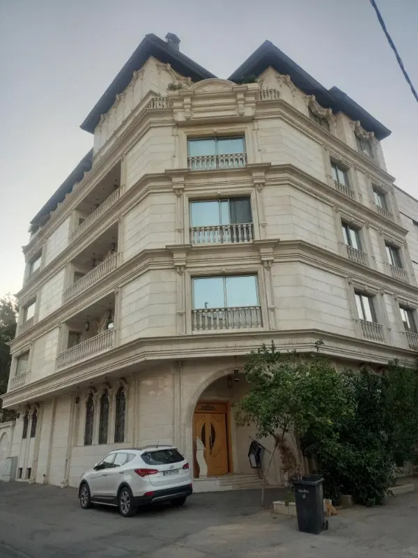 ویلایی ۳۰۰متری درب از حیاط
