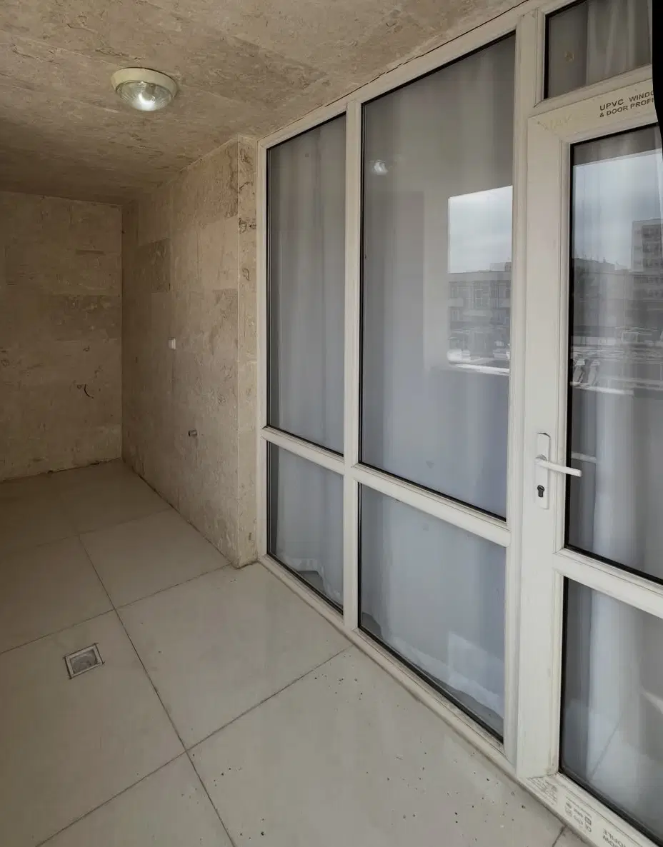 فروش آپارتمان سه خواب دارای ۱۶۰ متر حیاط رایگان