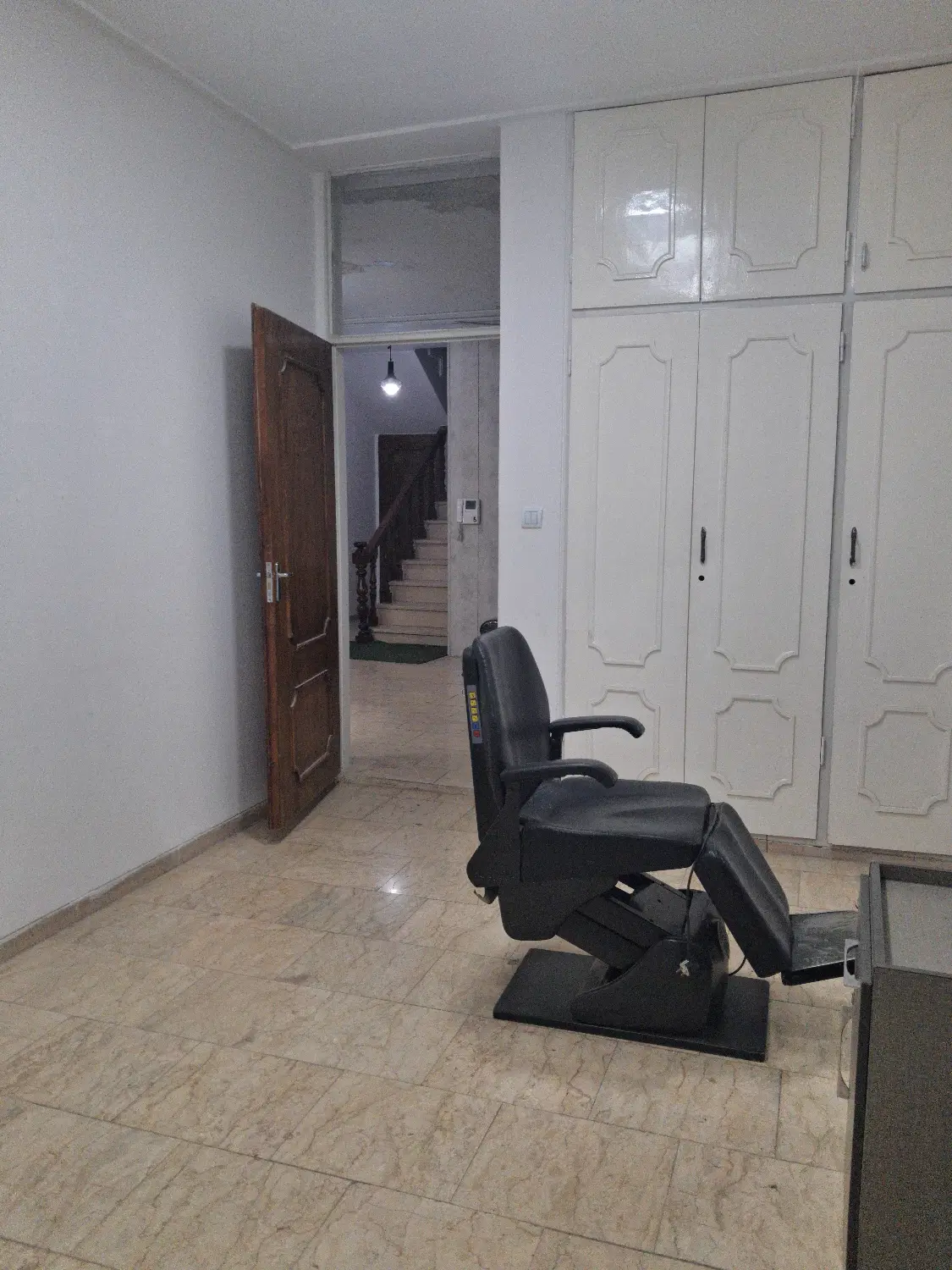 یک واحد ویلایی( زیر همکف)با نورگیر مناسب