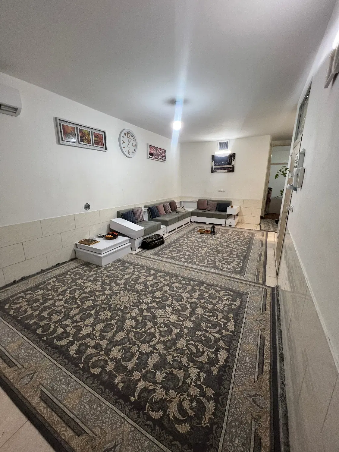 طبقه اول دارای ۳ کنتور اب و برق و گاز