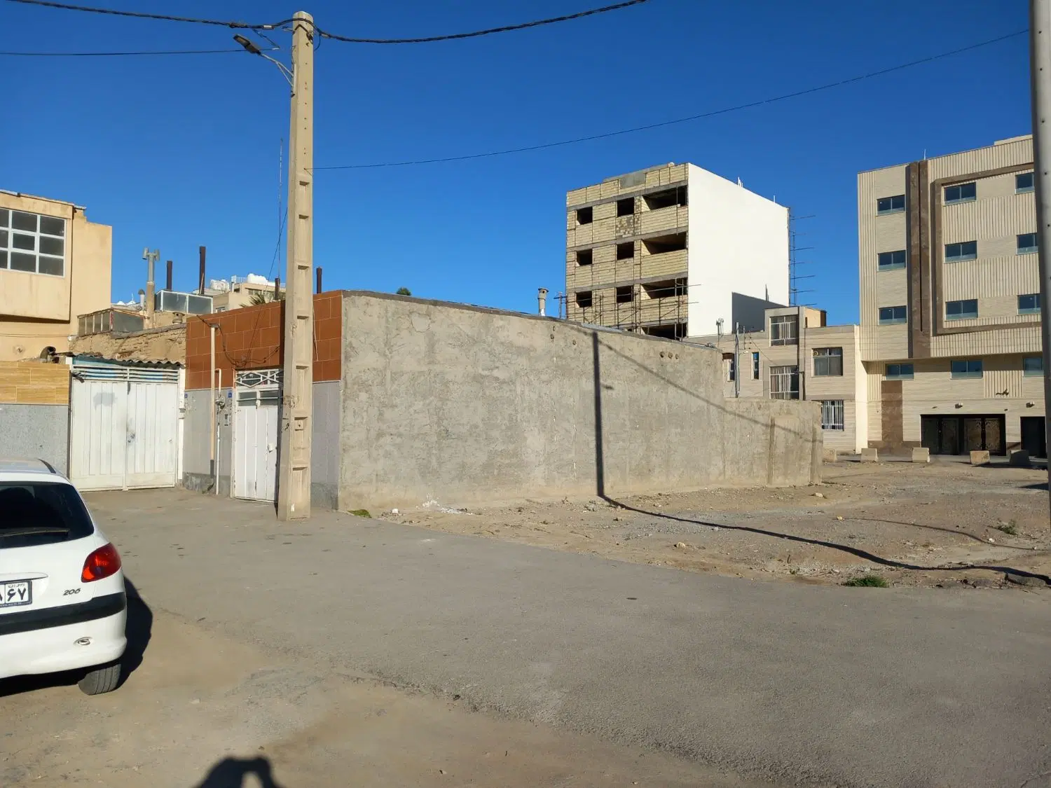 زمین کلنگی واسه ساخت سه طرف راه