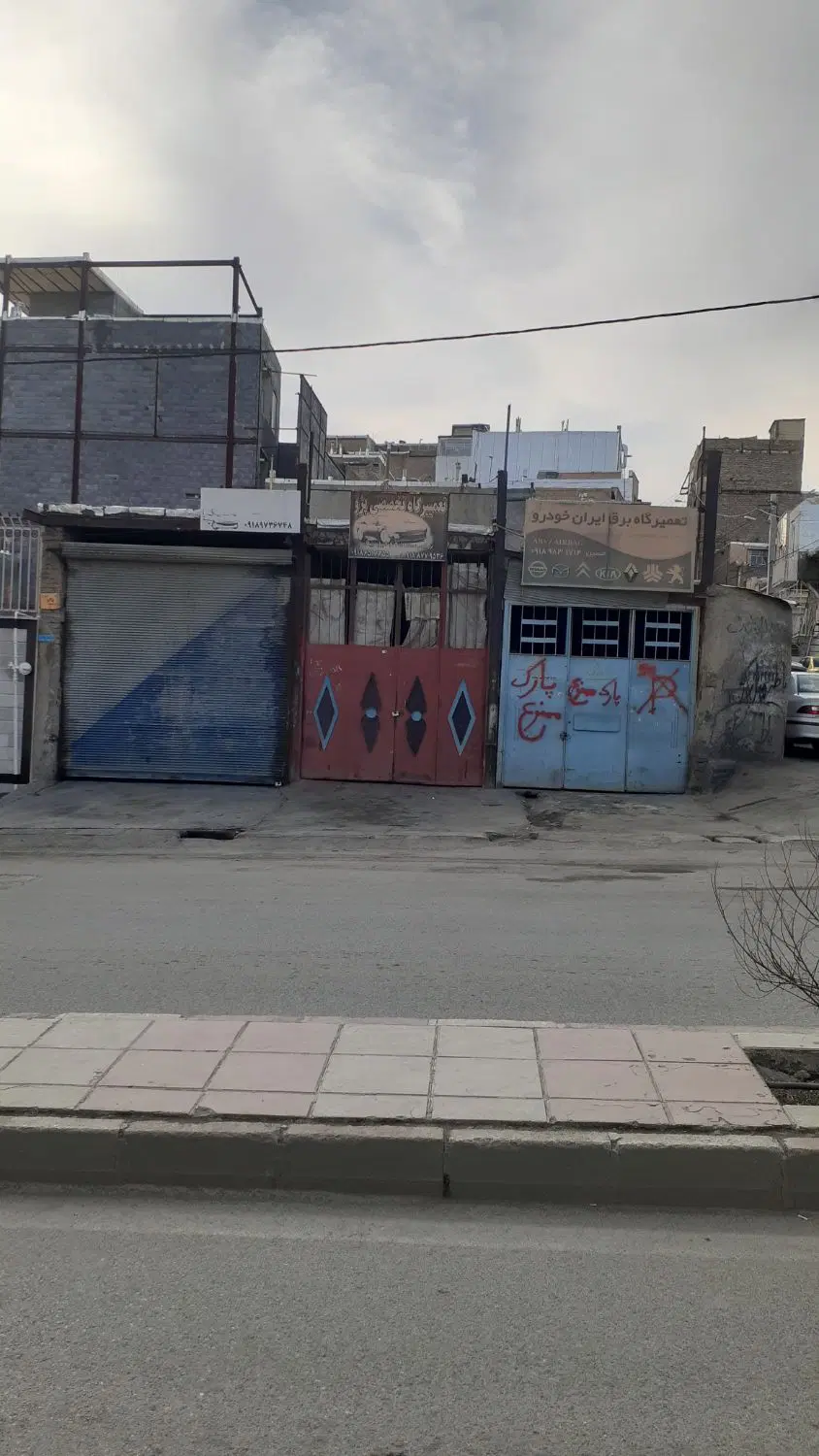 منزل مسکونی و سه باب مغازه تجاری