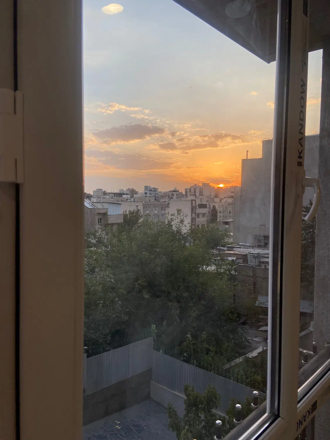۹۸ متر لویزان