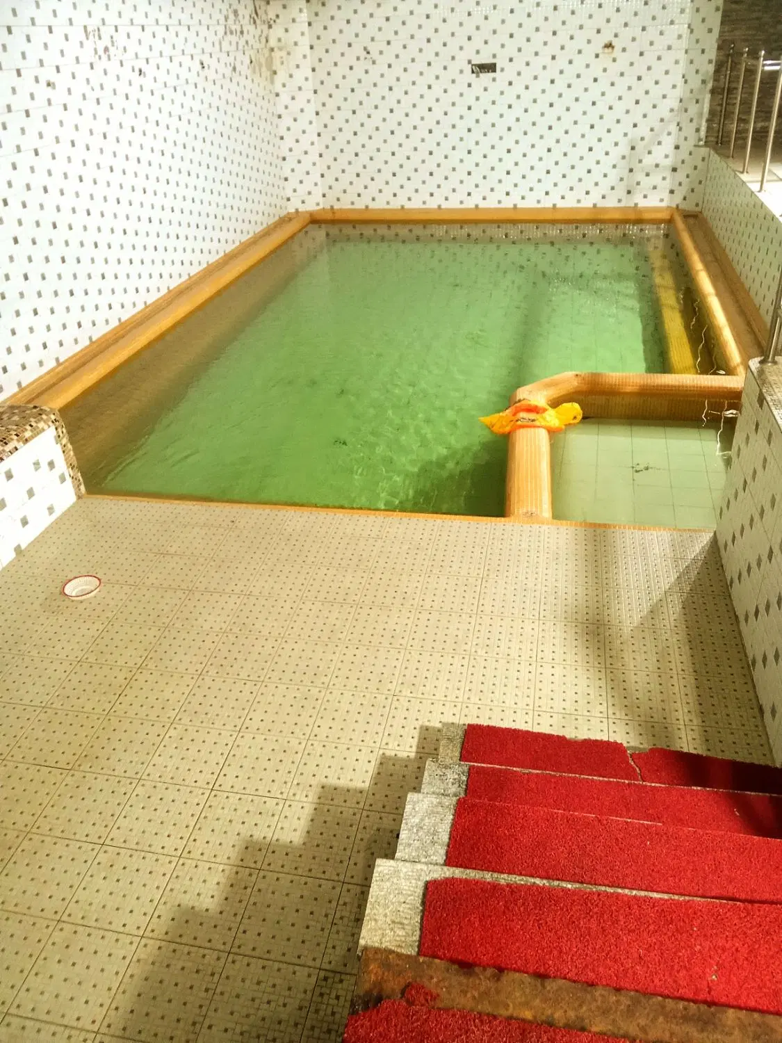 استخر خوانوادگی دربستی
