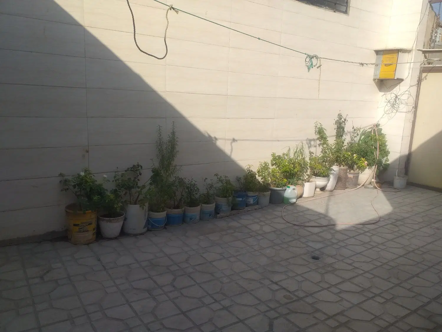 خانه ویلایی بامغازه حسین اباد روبروی شهرک دانش
