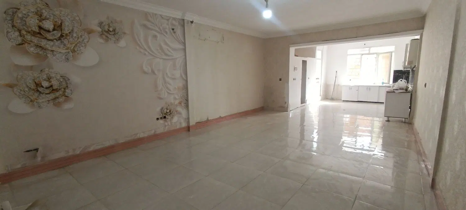 خونه طبقه دوم صد متری غرق نور دلباز کوچه بیست متری