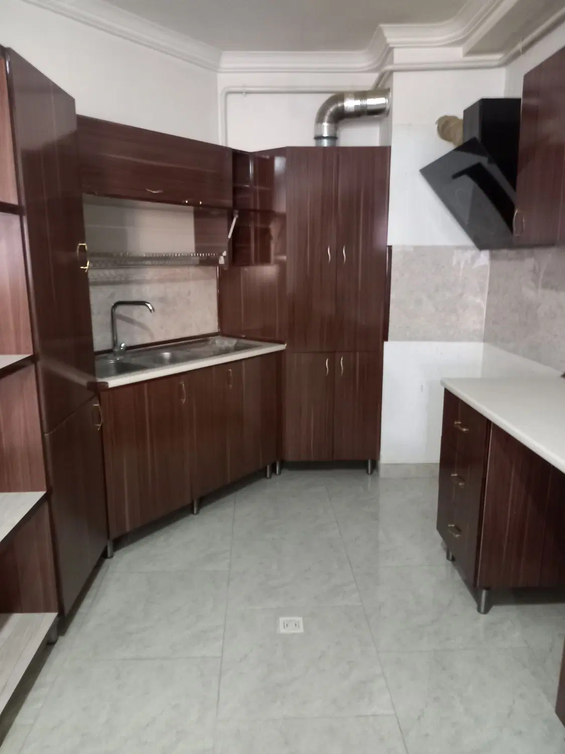 ساختمان ۳ طبقه در شهرک اندیشه
