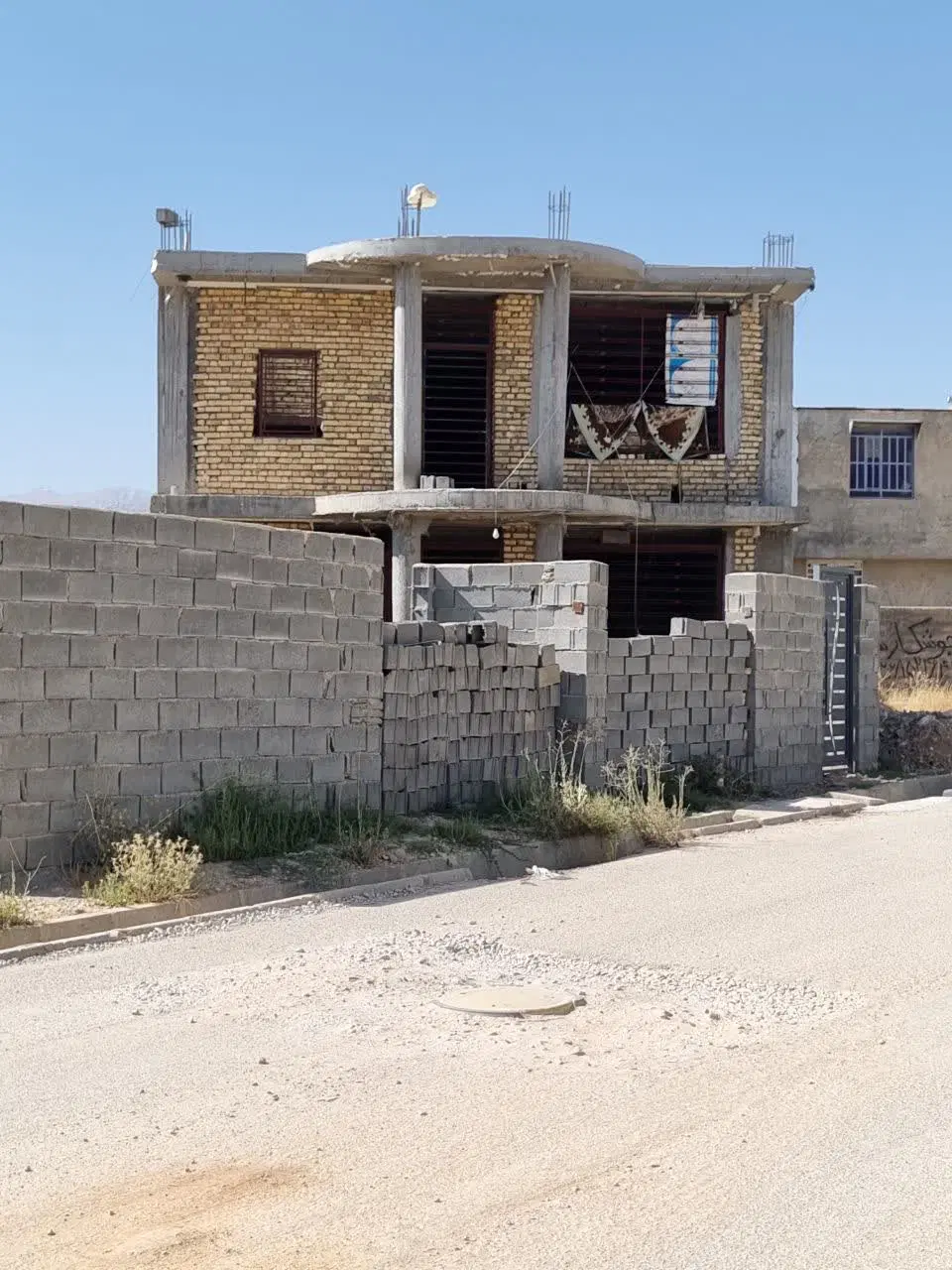 خانه نیمه ساخته