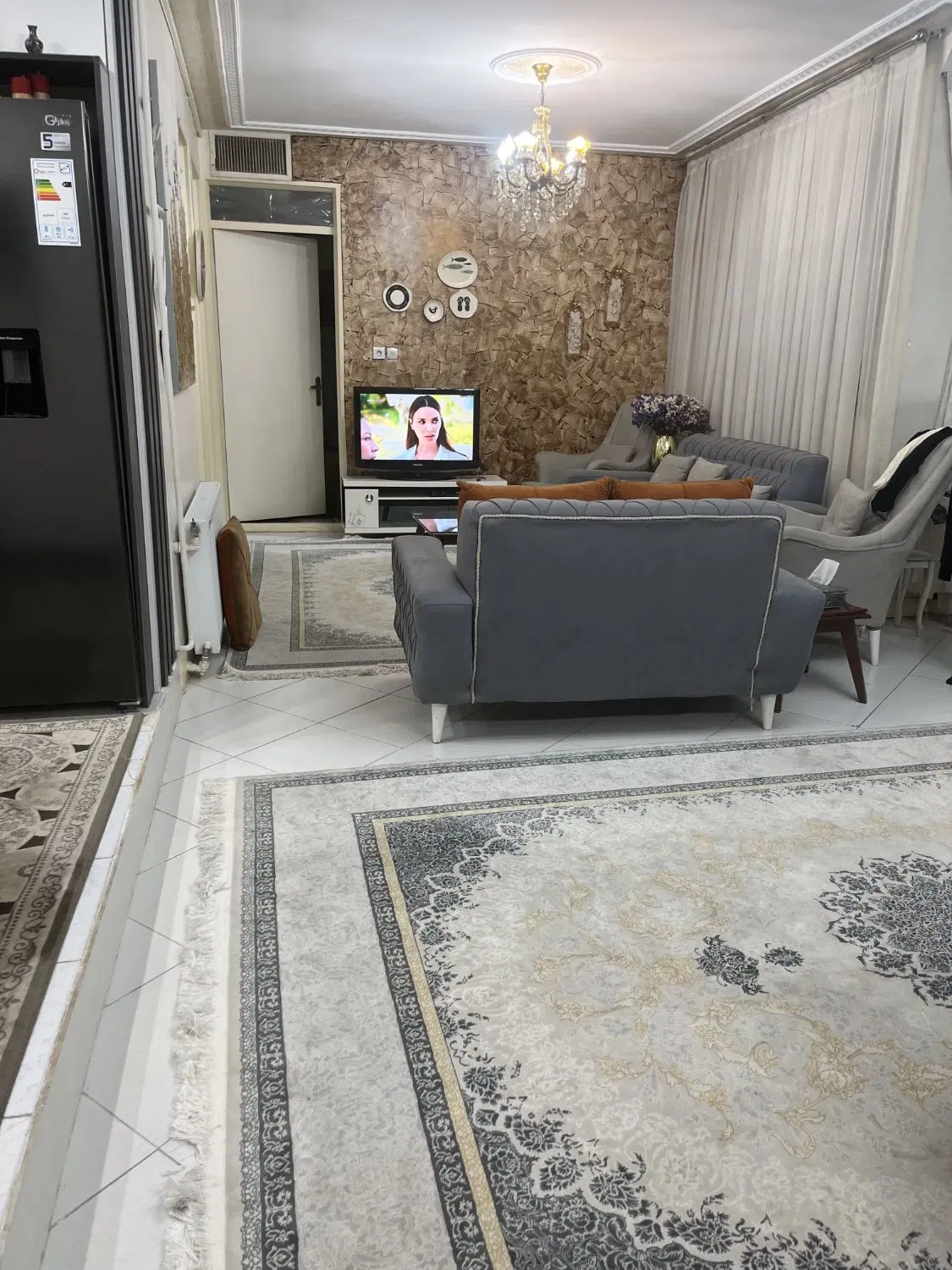 آپارتمان با پذیرایی سراسر نور