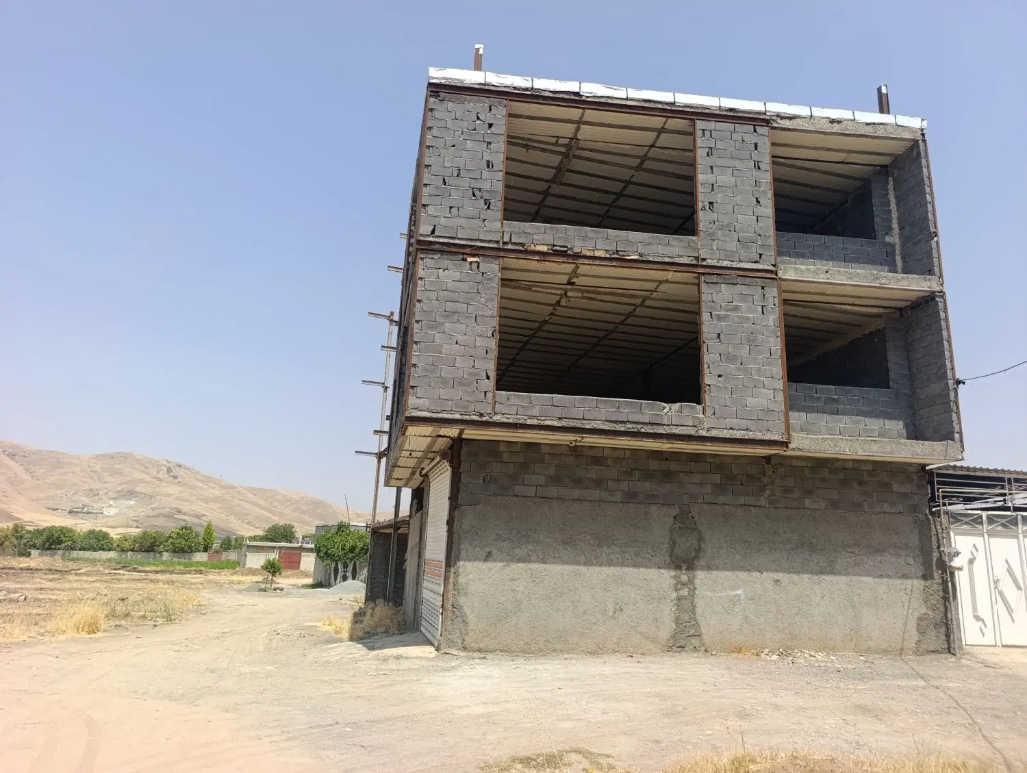 خانه سه طبقه نیمه کاره 100متری دونبش نایسر