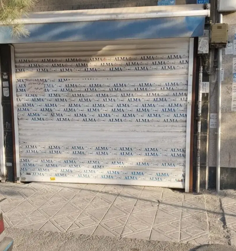 مغازه در بر اصلی خیابان رازی