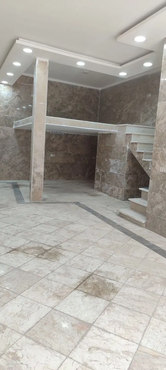 ساختمان تک واحدی با مغازه تجاری