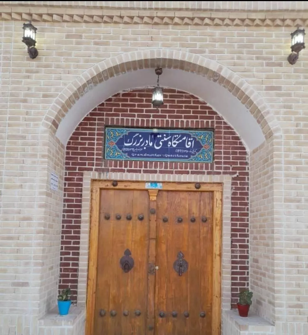 اقامتگاه سنتی مادربزرگ بومگردی هتل سویت کویر ورزنه