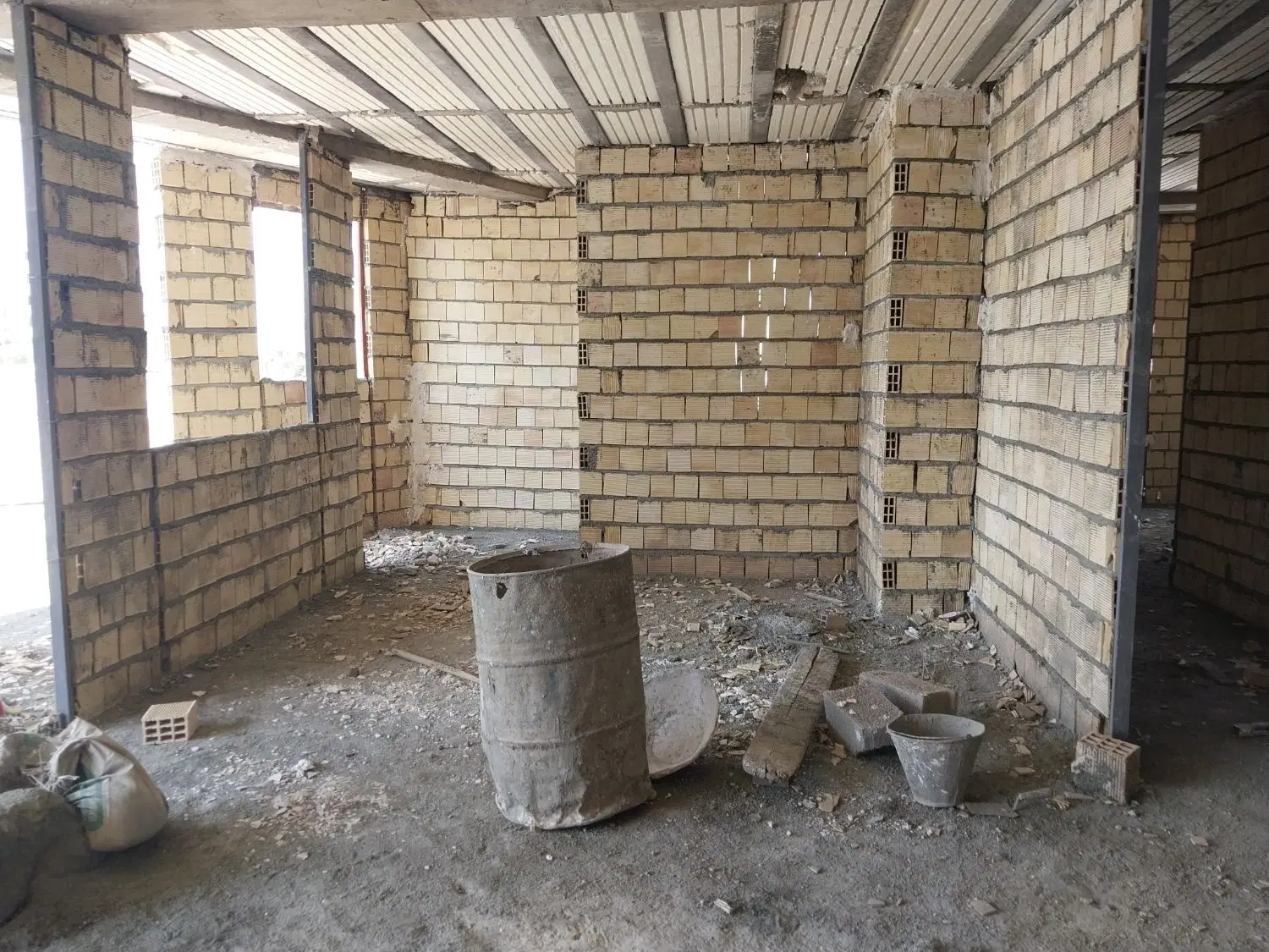 ساختمان شهرک بسیج نیمه کاره برخیابان ۱۴متری