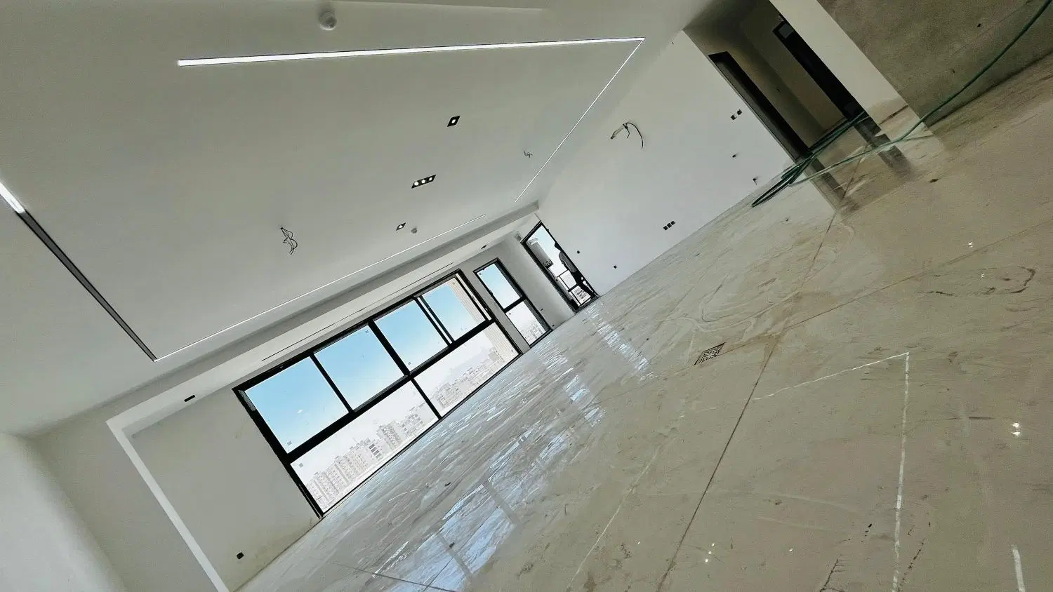 ۲۴۰متر ۳خواب ۲پارکینگ (تک واحدی-بالکن قابل چیدمان)