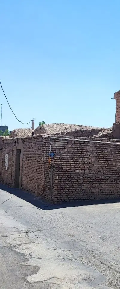 منزل کلنگی حاشیه خیابان آزادی سنددار130متر مفید