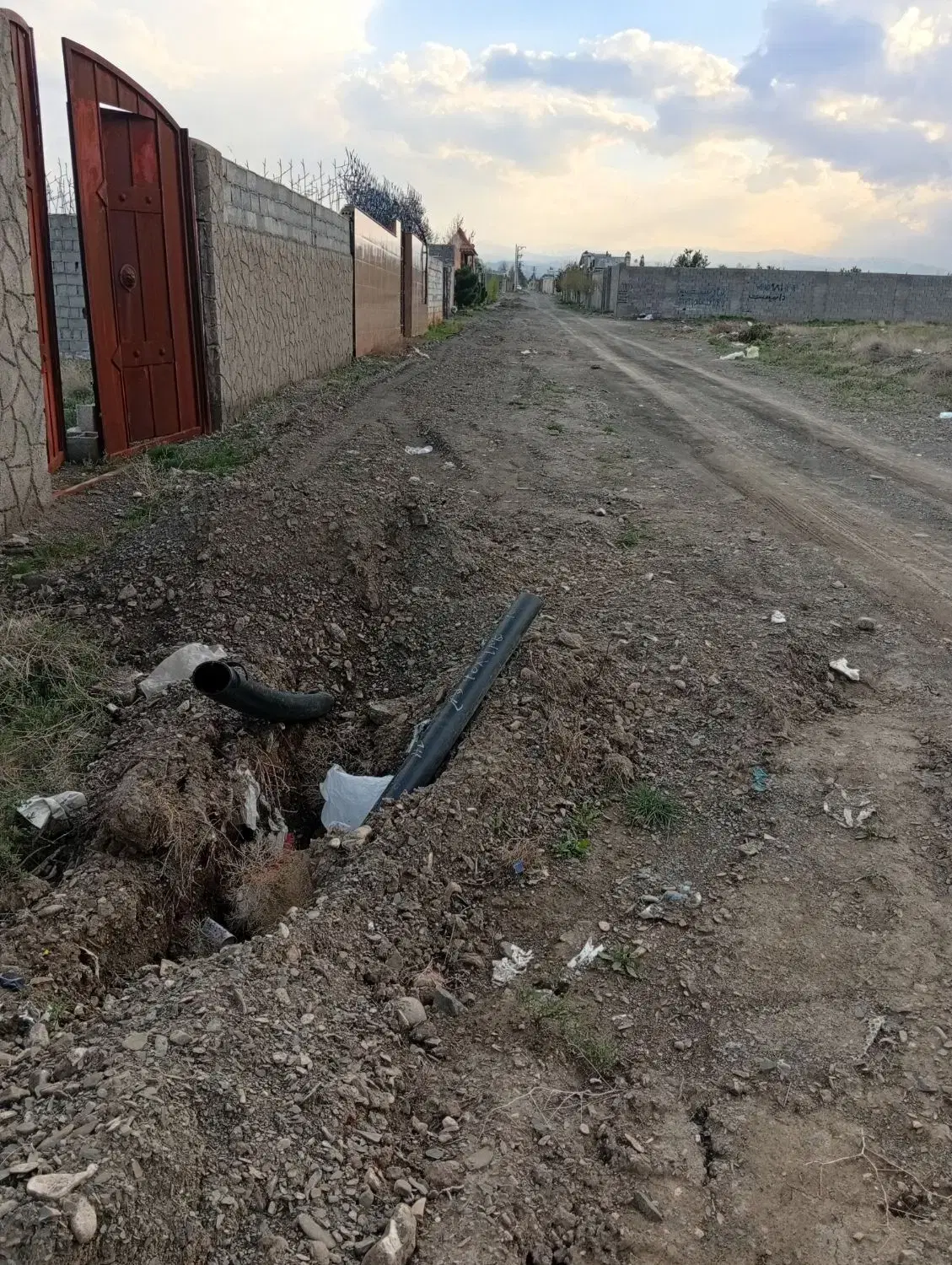 زمین ۱۰۰۰متری دوردیوارکاهوروبه رو شرکت برق(۱۸۰۰)