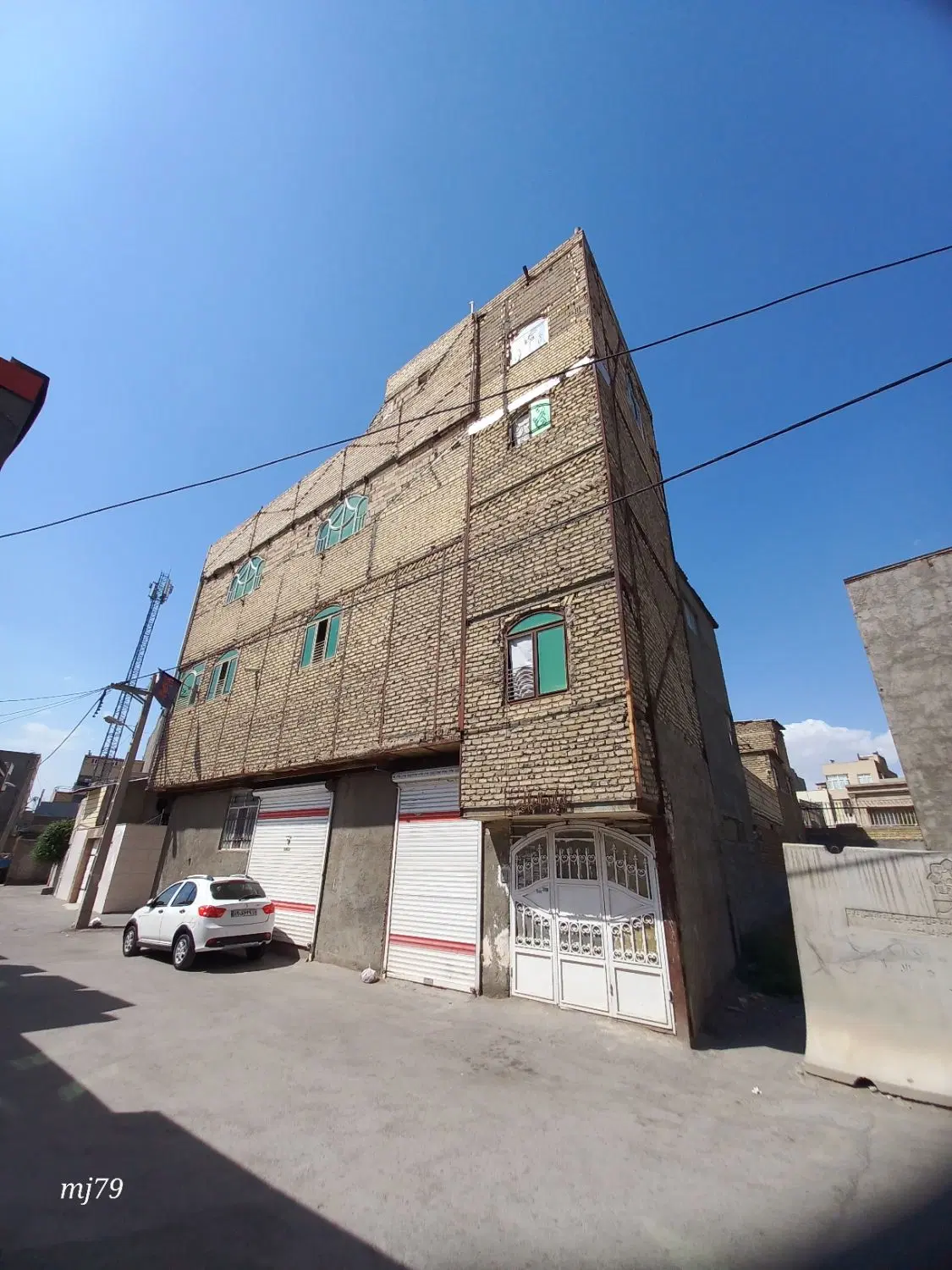 آپارتمان سه طبقه تجاری مسکونی