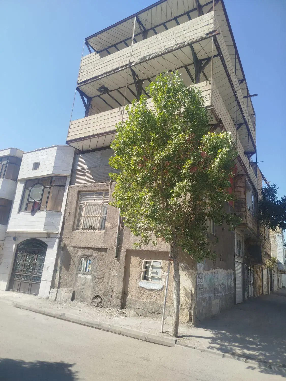 فروش سفت کاری طبقه اول با اسانسور دونبش