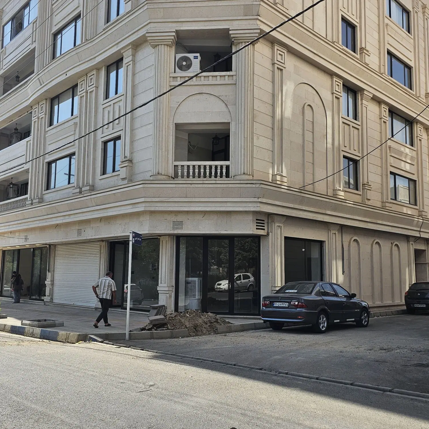۱۱۰ متر تجاری سه نبش کمالشهر بلوارمشاهیر شهرک گلها