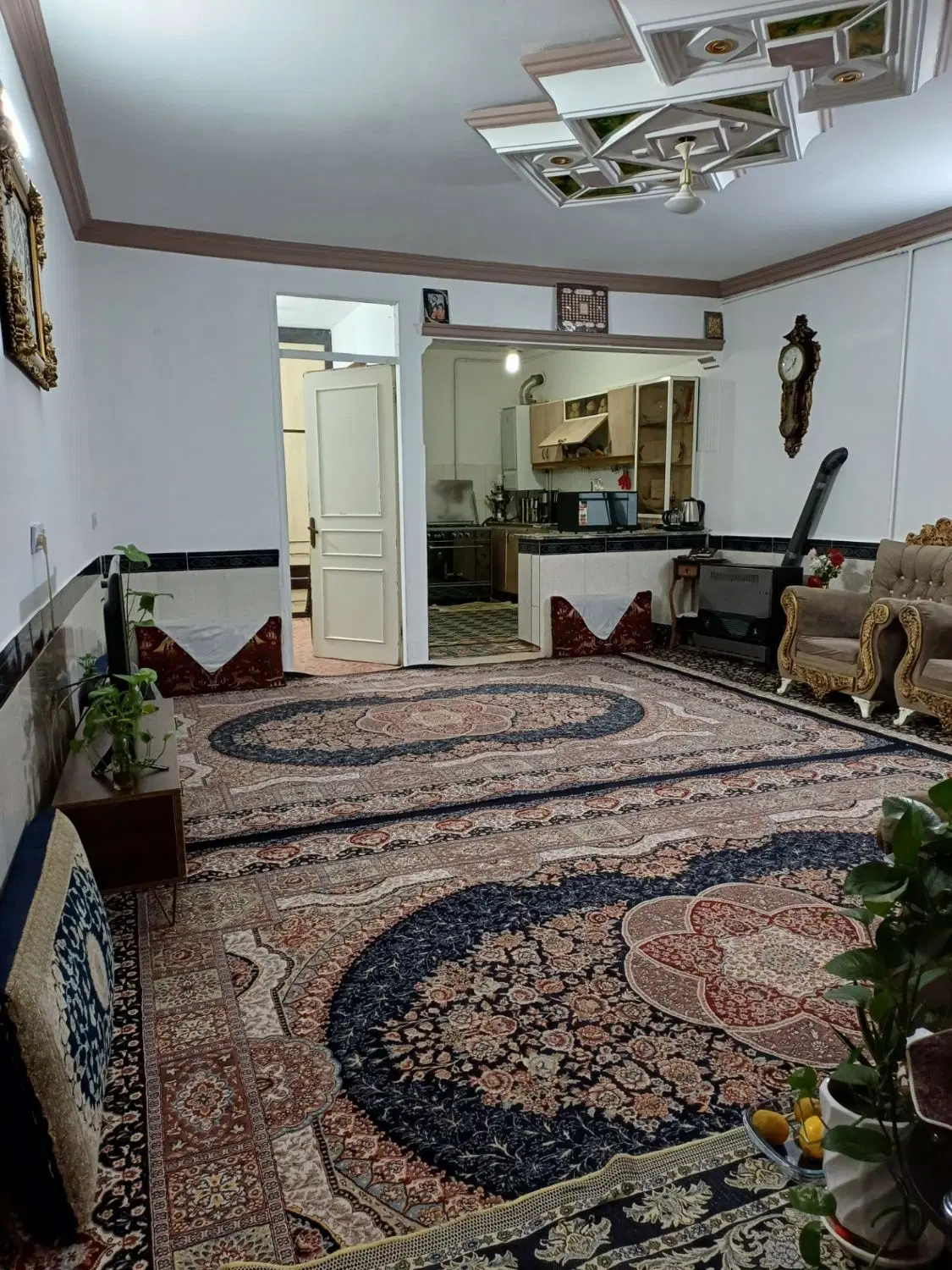 یک واحد آپارتمان طبقه همکف راه مشترک