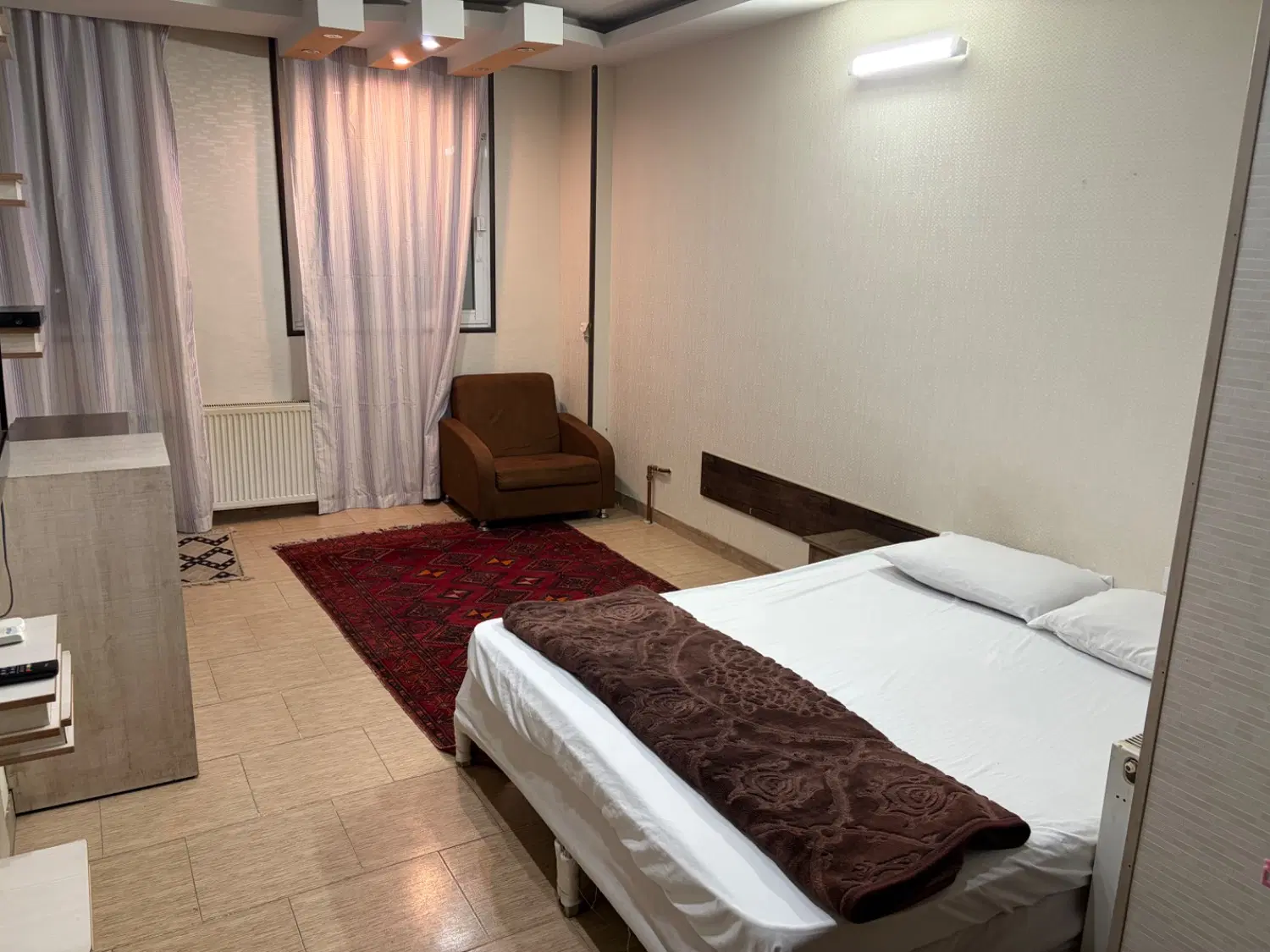 یک اتاق خوابدار بزرگ خالی