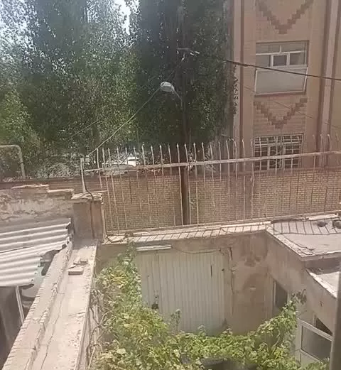 حیاط سه طبقه