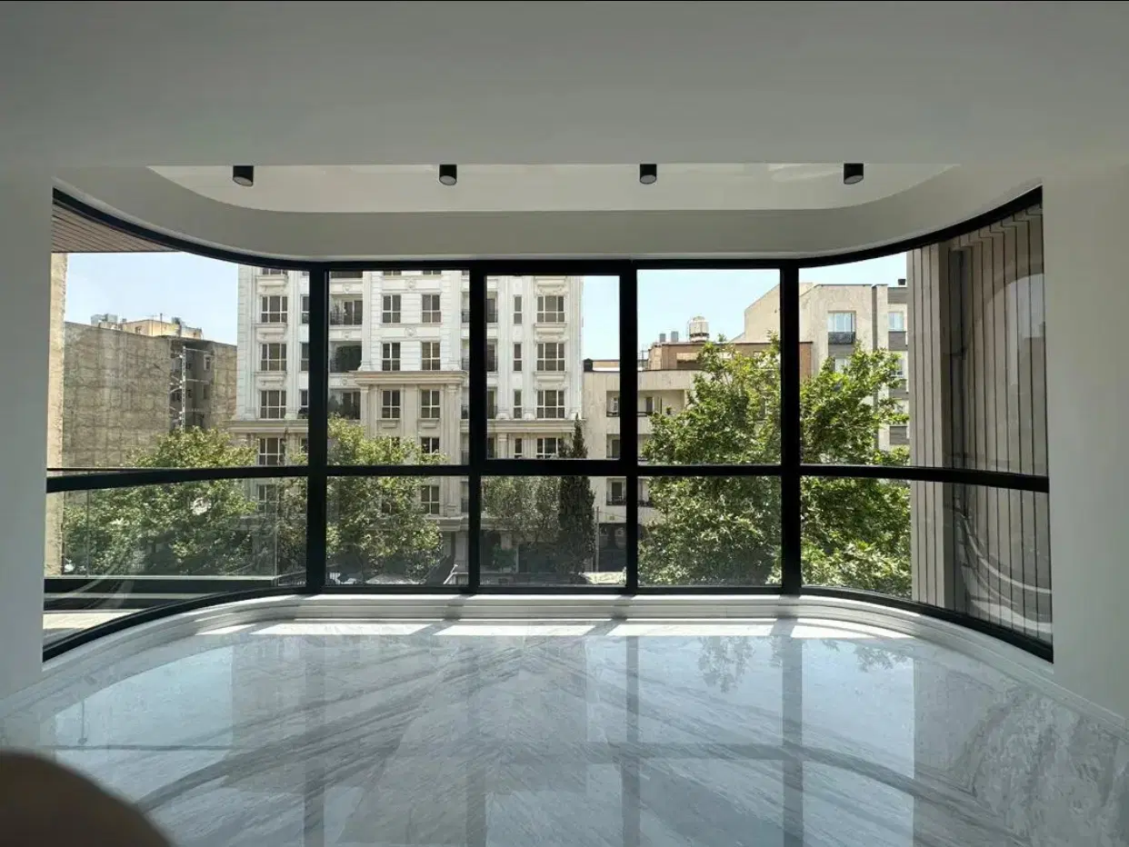 ۱۶۳ متری _ فاز یک _ حیاط و محوطه باغ دارد