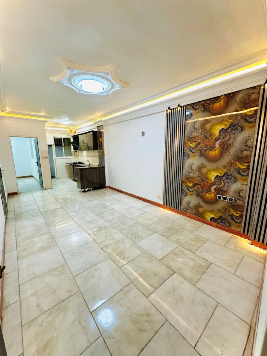 واحدهمکف آپارتمانی کرسی بلند باپارکینگ‌اختصاصی