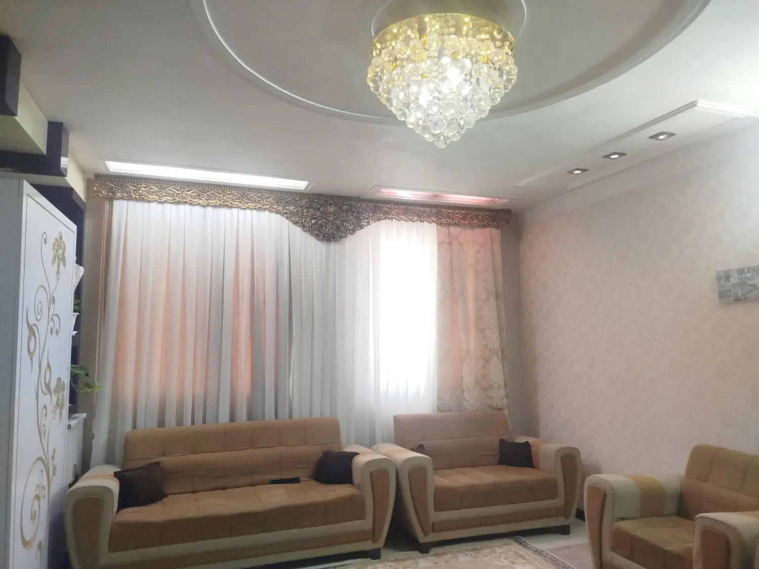آپارتمان سه طبقه غرق نور
