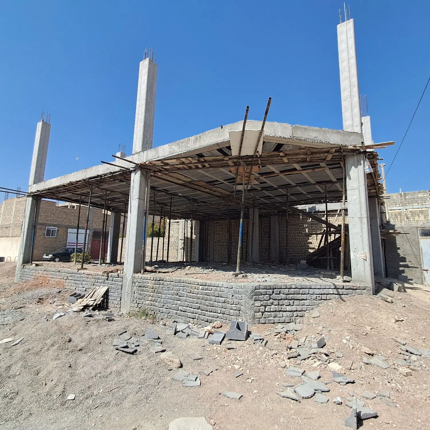 منزل مسکونی نیمه ساز