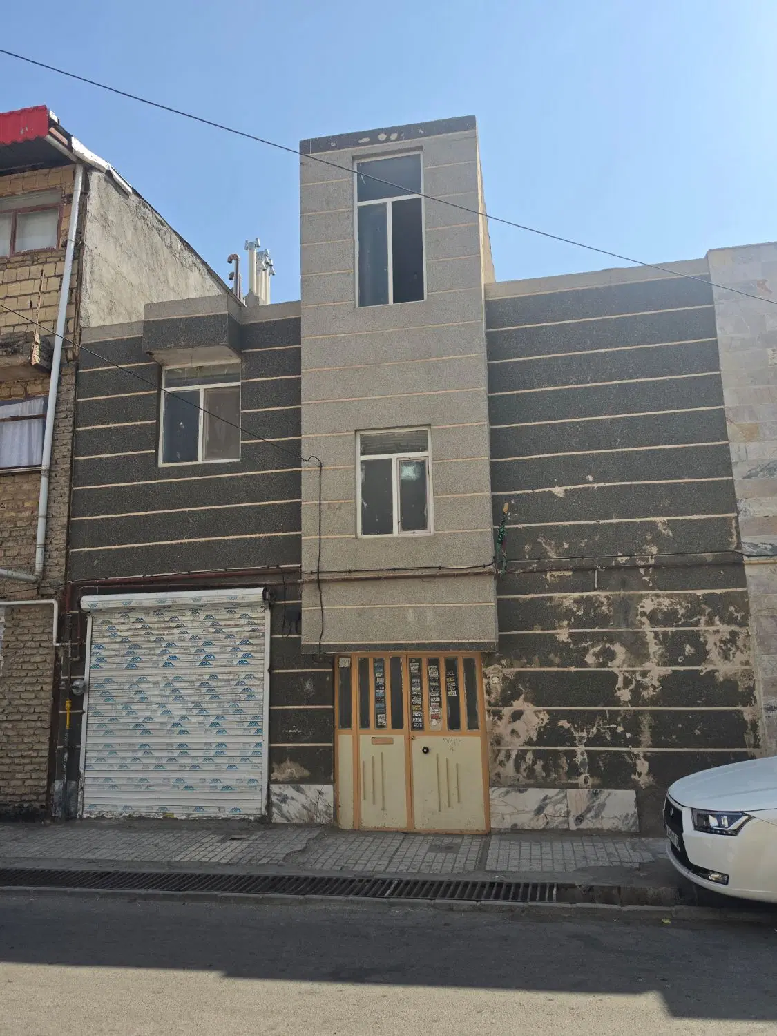 ویلایی ۱۰۰ متر دو طبقه دو واحد حاشیه ۸ متر