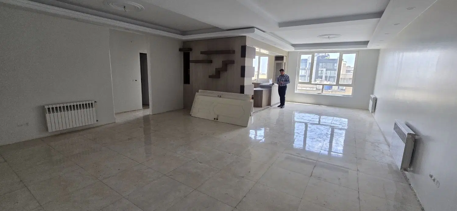 ۱۳۰ متر ،۳ خواب ، دو پارکینگ سندی ، نور جنوبی