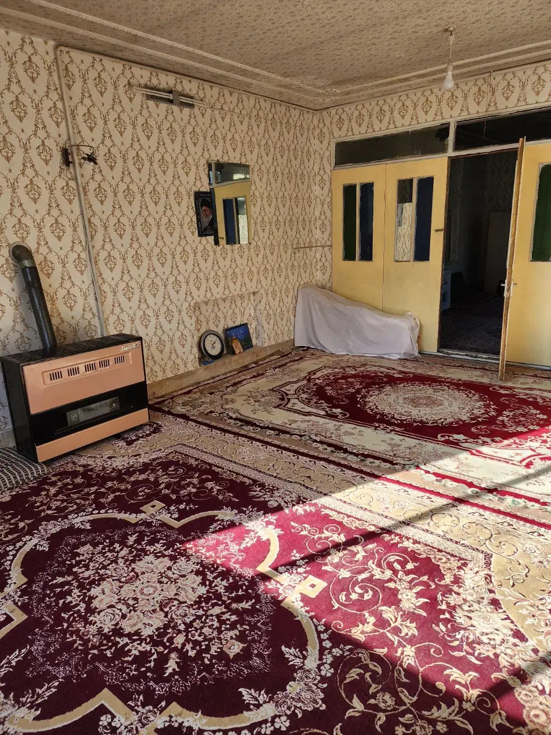 خانه مسافر فرشی دیوار به دیوار حرم مطهر امام رضا