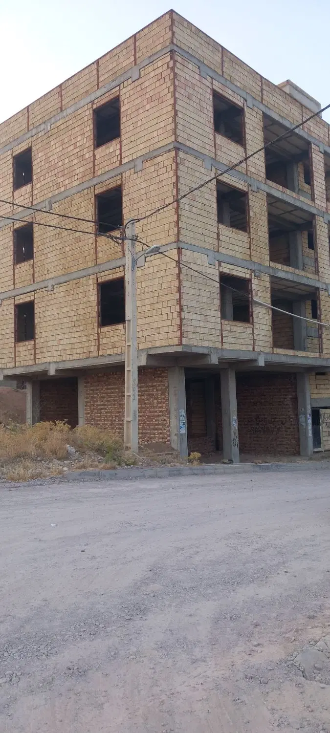 ساختمان نیمه کاره