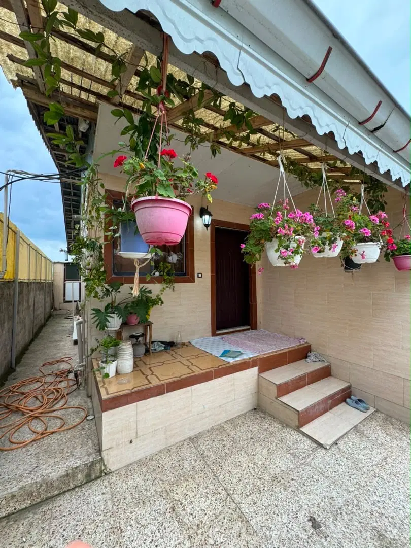 زمین همراه با ویلای نقلی سنددار
