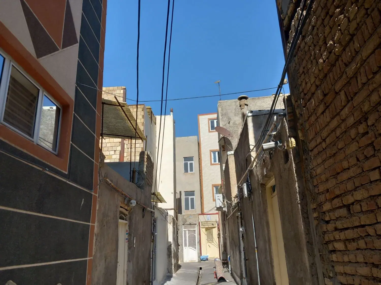 خانه سه طبقه راه هر طبقه بالا جداس