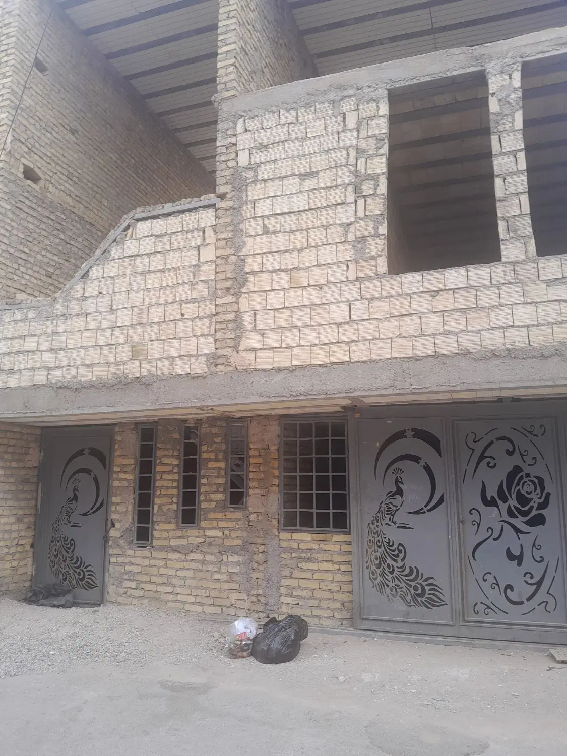 خانه ویلایی شمالی سه طبقه نیمه کاره