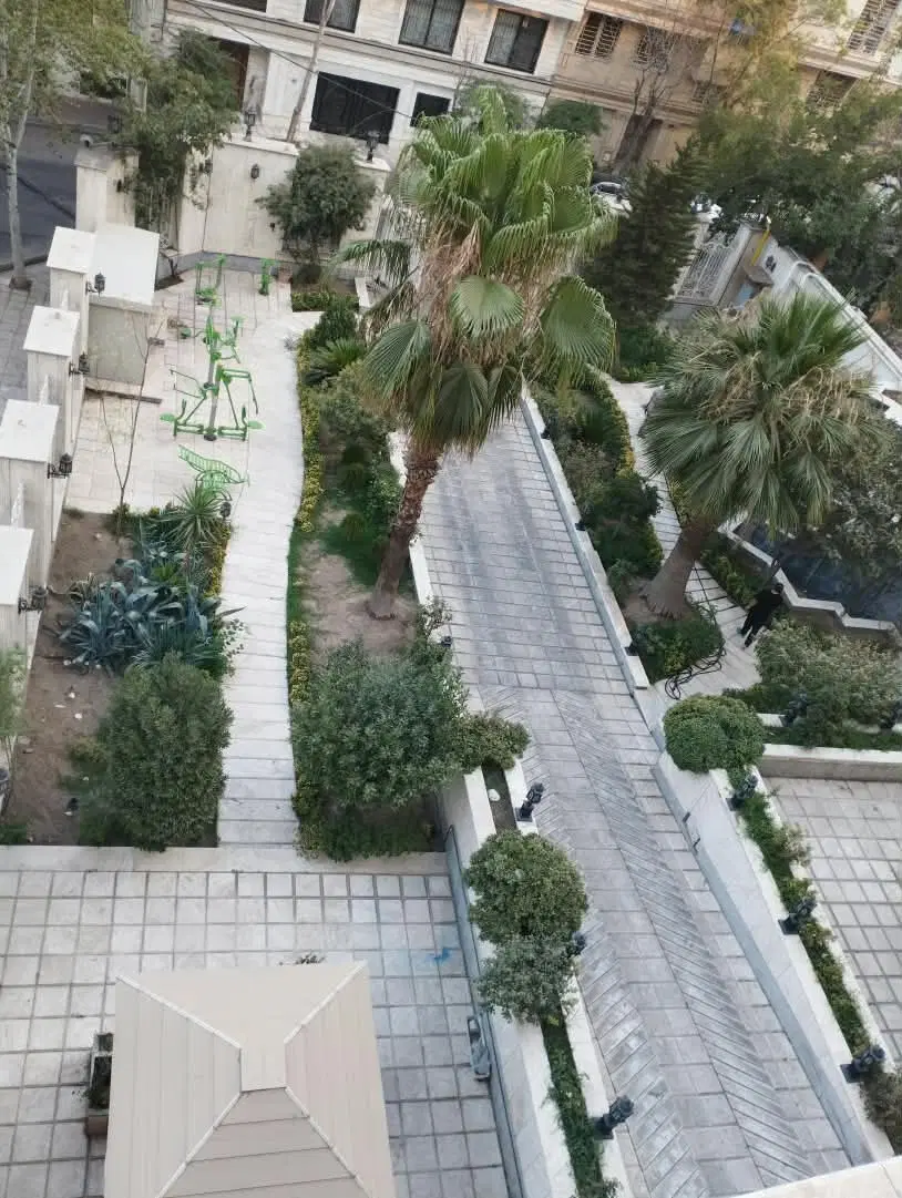 ۱۰۰ متر فوق العاده خاص فول دور تا دور پنجره ۷ ساله