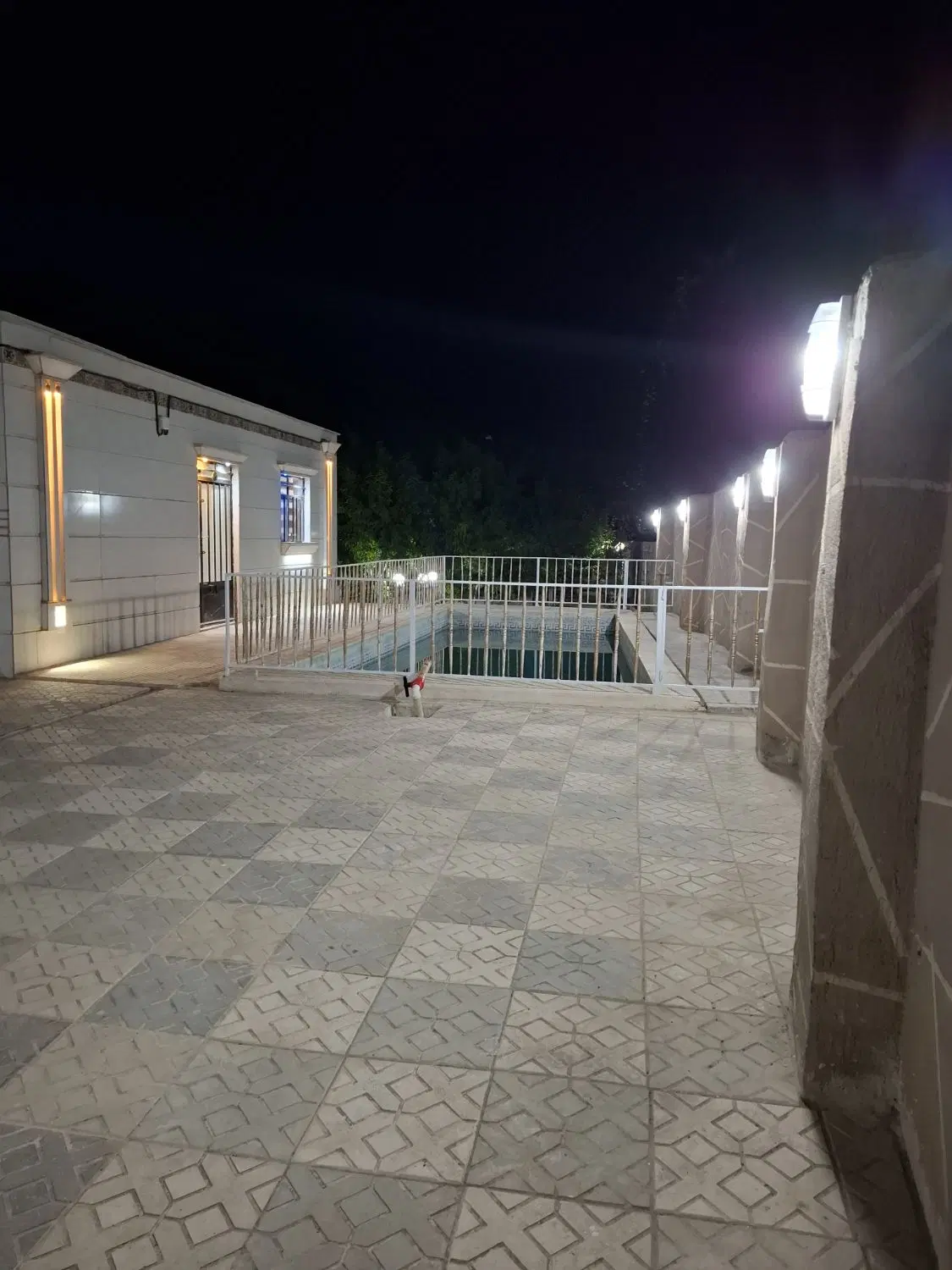 اجاره باغ شیک با محیطی آروم و زیبا