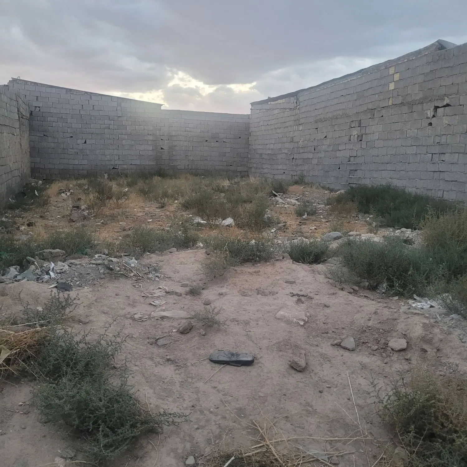 زمین در اخمقه