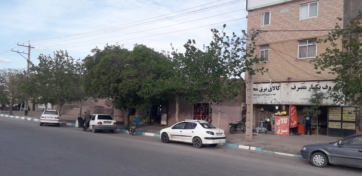 ملک دو کله تجاری مسکونی دارای ۳ دهنه مغازه فعال
